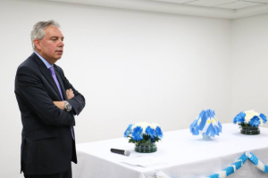 EL Cónsul Marcelo Balbi  saluda  a los chicos argentinos que harán su Promesa