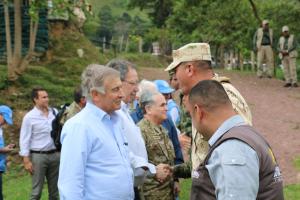 El Ministro Aguad es recibido en el campamento
